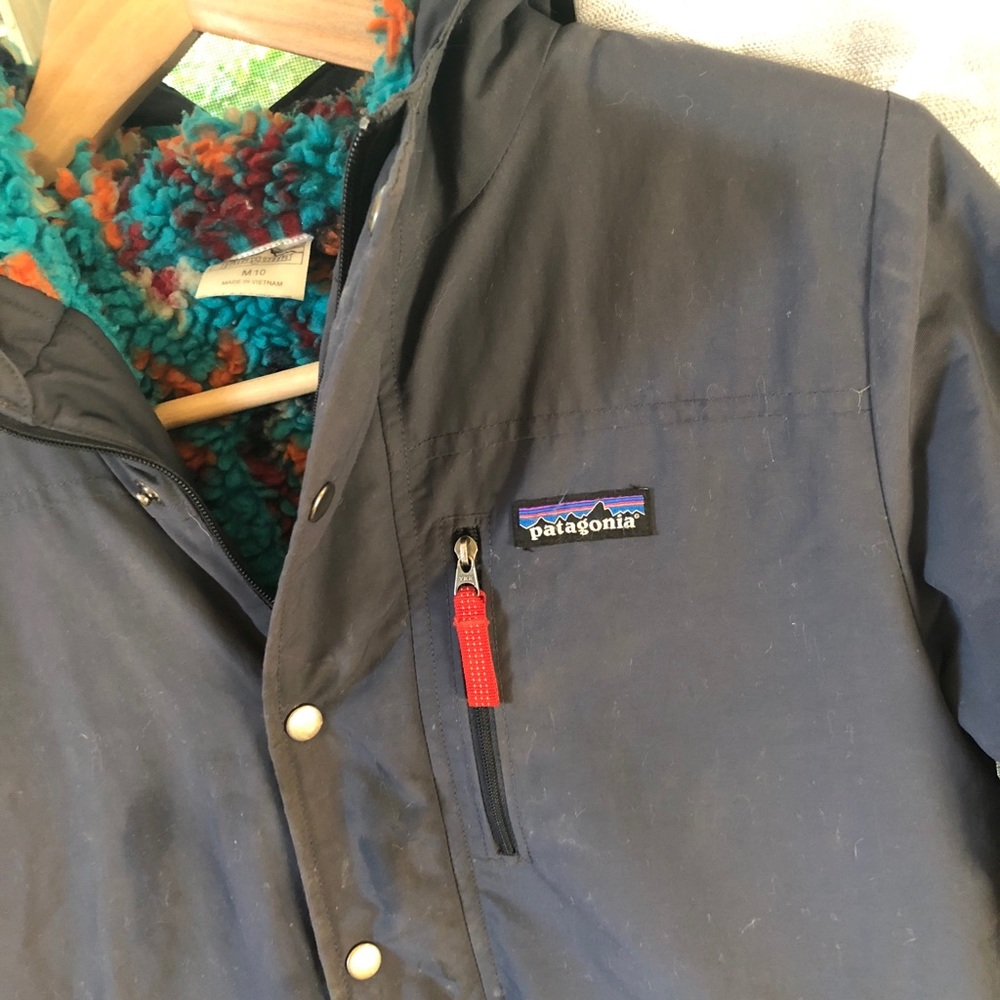 Kids Patagonia jacket, hooded with pockets.